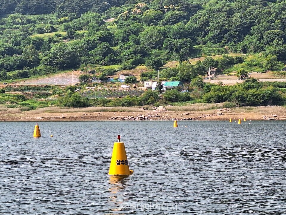 섬진강댐 상수원보호구역 수상부표./한국수자원공사 제공