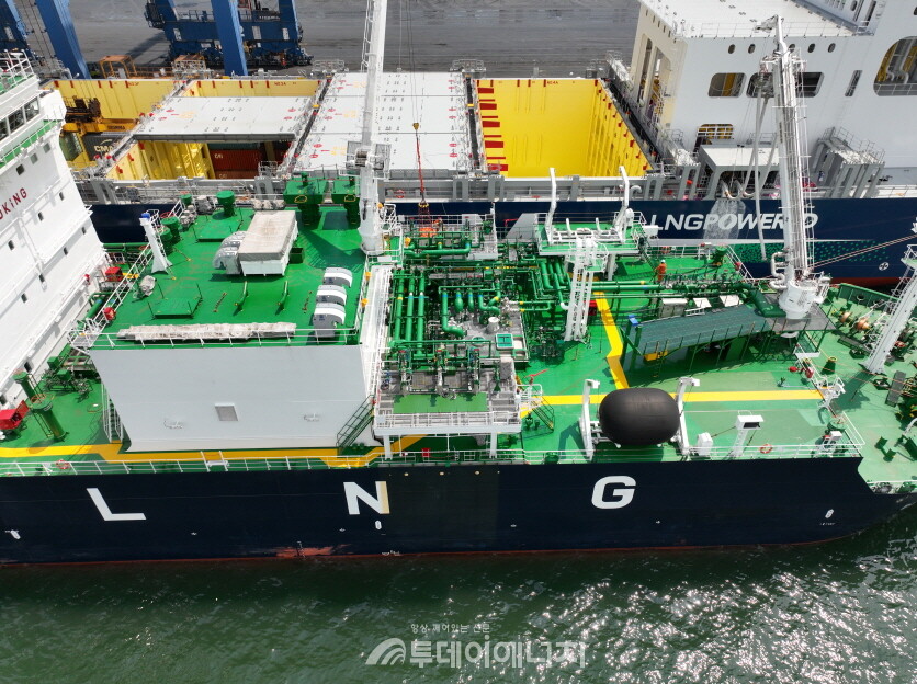 지난 8일 LNG벙커링 전용선 블루웨일호가 화물을 하역중인 컨테이너선에 벙커링작업을 하고 있다./한국가스공사 제공