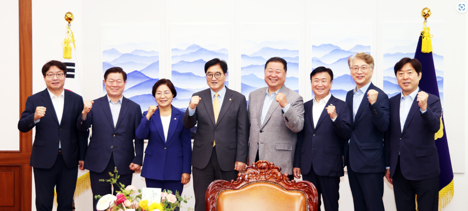 기후위기 대응 에너지 전환  지방정부협의회가 우원식 국회의장(가운데)을 만나 현안을 논의했다./기후위기 대응 에저니 전환 지방정부협의회 제공