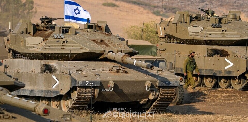 이스라엘군 탱크들이 레바논 접경으로 배치되고 있다./출처 VOA