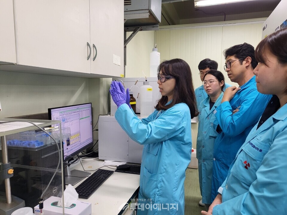 한국원자력연구원 내 실험실에서 교육생들이 킬레이트 분석 실습을 하고 있다. /한국원자력연구원 제공