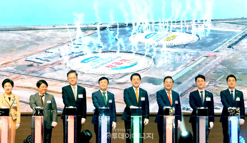 김영록 전라남도지사가 4일 여수 소노캄호텔에서 열린 ‘지역활성화 투자 펀드 선정·기회특구 1호 투자 여수 묘도 LNG 허브터미널 착공식’에서 주요 내외빈들과 착공식 세리머니를 하고 있다./전라남도 제공