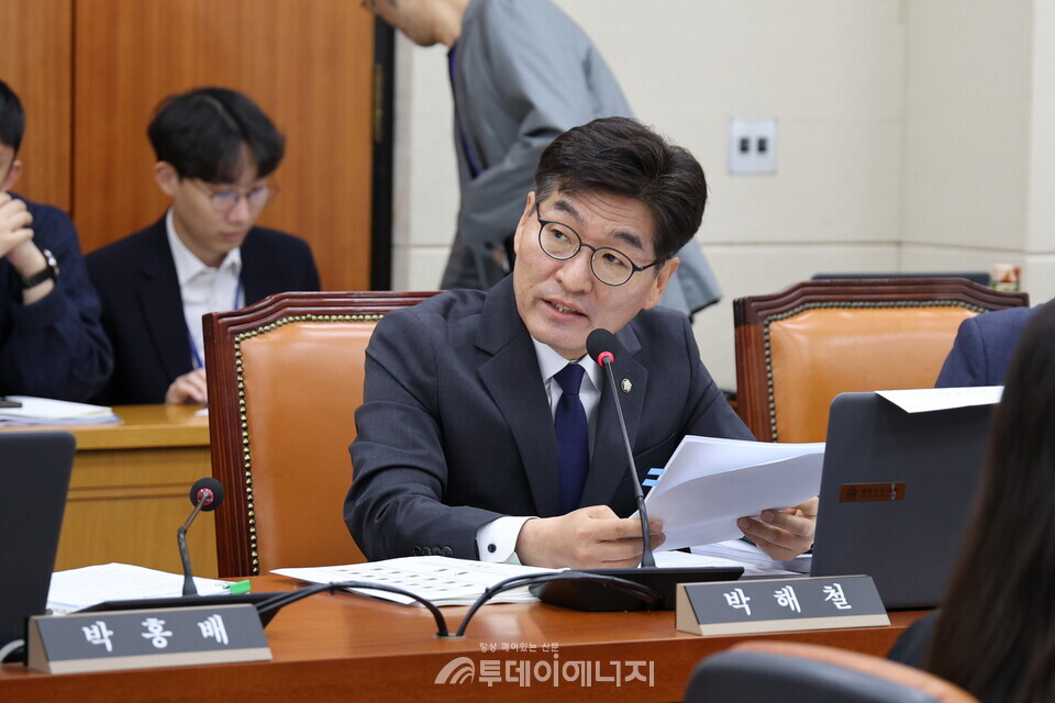 박해철 의원이 국정감사에서 김완섭 장관을 상대로 질의를  한 장면./  박해철 의원실 제공