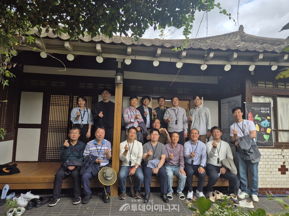 ㈜해양에너지는 지난 18일 임직원들과 함께 광주비엔날레 파빌리온 및 양림골목비엔날레 전시관을 찾아다니며 지역활성화에 힘을 실었다./㈜해양에너지 제공