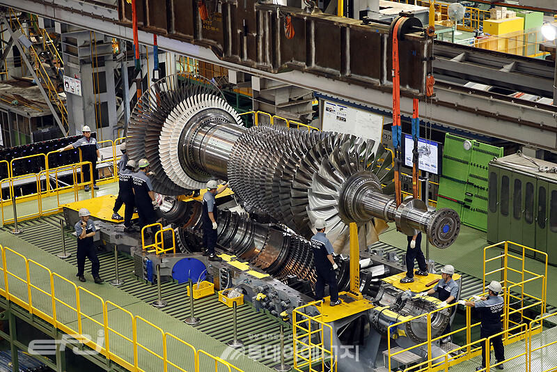 산에너빌리티 창원 본사 터빈공장에서 발전용 대형 가스터빈을 조립하고 있다./두산에너빌리티 제공