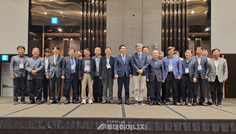 한국대기환경학회 정기총회에 참석환 회원들이 기념촬영을 하고 있다. /투데이에너지
