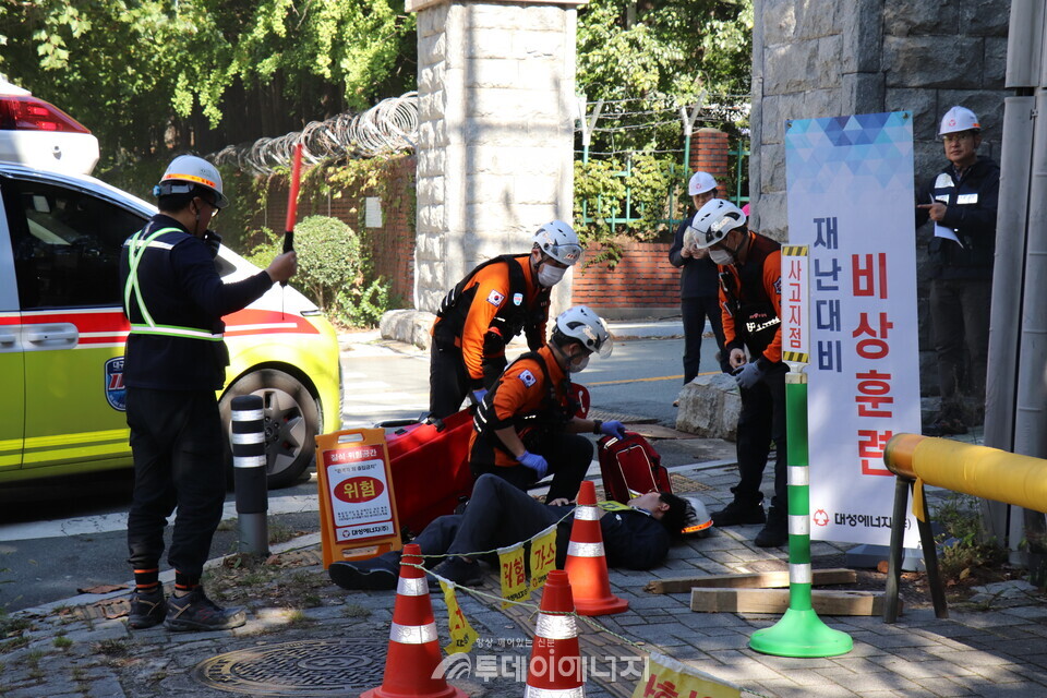 굴착공사 사고 비상대응 합동훈련 중 환자 구조 훈련 장면./대성에너지 제공