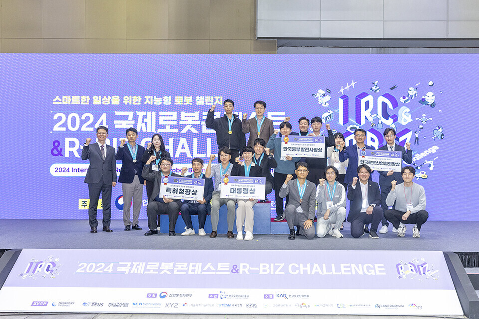 한국중부발전 로봇 챌린지 참가팀들이 시상식 후 기념사진을 촬영하고 있다./한국중부발전 제공