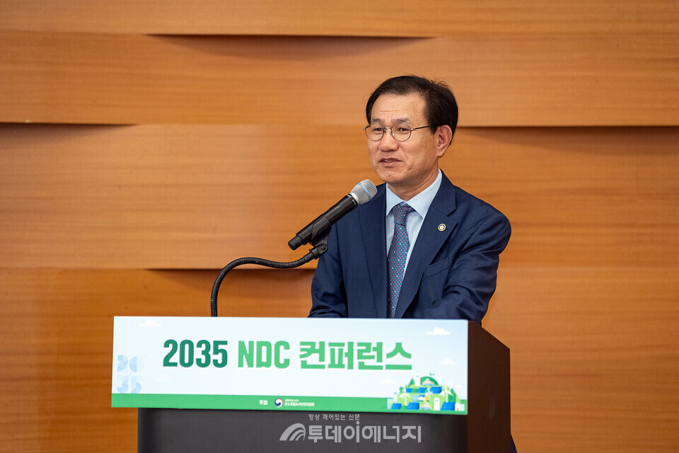 남형기 국무조정실  2차장이 2025NDC컨퍼런스에서 인사말을 전달한 장면./ 탄소중립녹색성장위원회 제공