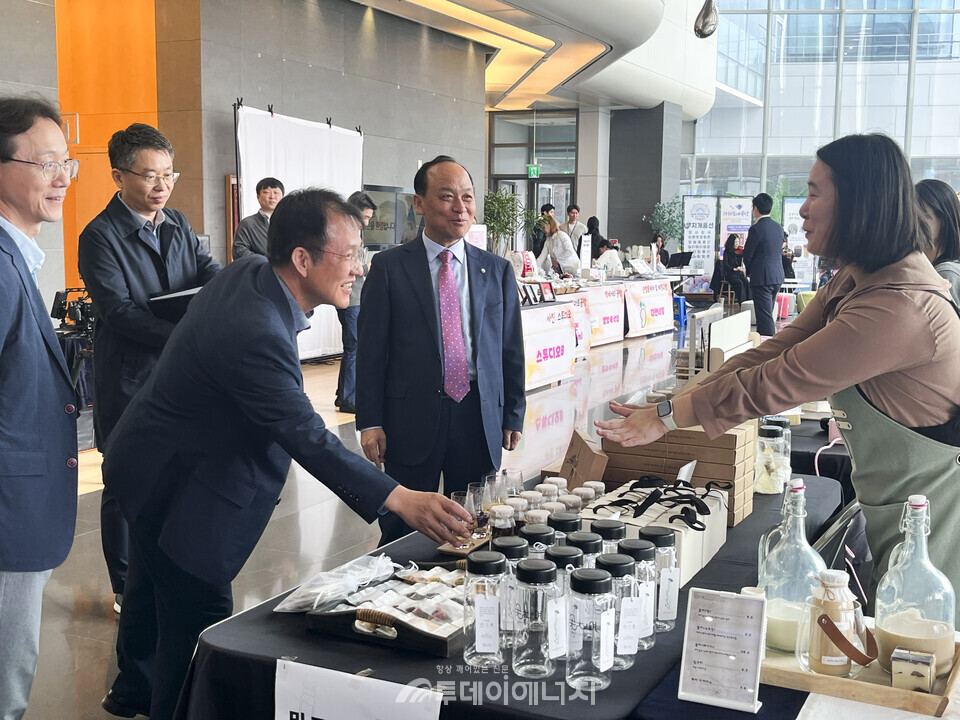 이영조 한국중부발전 사장이 성과한마당 행사장에서 청년창업자들을 격려하고 있다./한국중부발전 제공