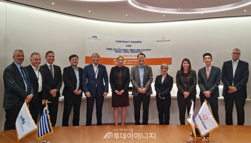 그리스 현지에서 한화오션 김희철 사장(오른쪽에서 다섯번째)과 안젤리쿠시스 그룹 마리아 안젤리쿠시스 회장(오른쪽에서 여섯번째)을 비롯한 양사 관계자들이 계약식을 마친 뒤 기념촬영을 하고 있다./한화오션 제공