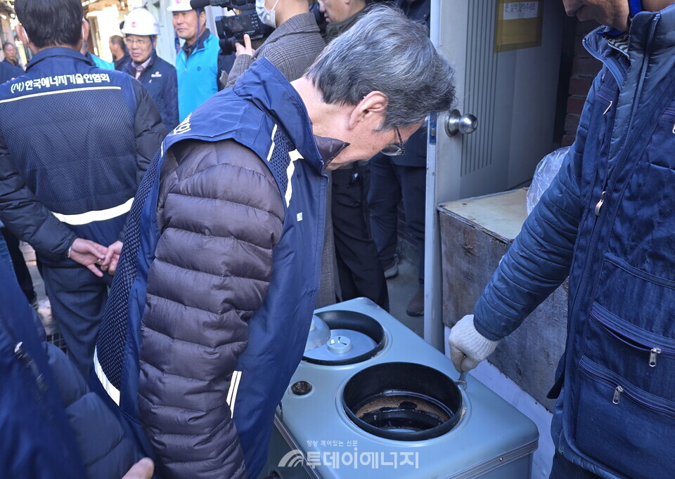 (사)한국에너지기술인협회와 유관기관은 영등포 일대에서 쪽방 재능나눔 봉사활동은 진행했다./한국에너지기술인협회 제공