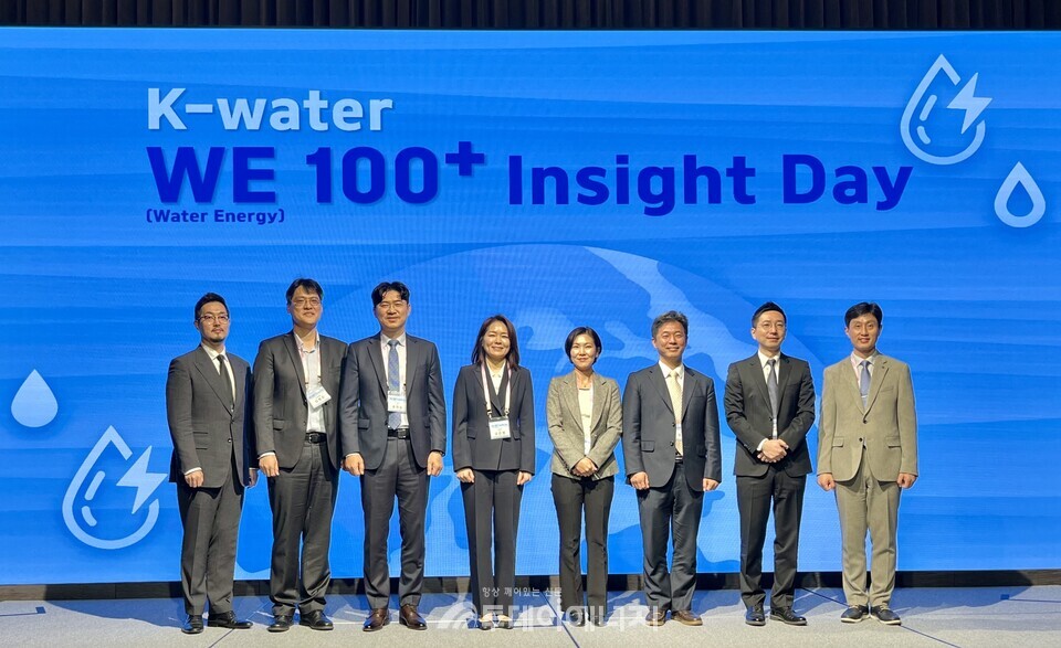 12일 대전 호텔 오노마에서 열린 행사에서 한국수자원공사 오은정 환경에너지본부장(사진 왼쪽 네 번째), 환경부 염정섭 기후전략과장(사진 오른쪽 세 번째)과 함께, 그 외 RE100 전문가 등 주요 참석자들이 기념사진을 촬영하고 있다./수자원공사 제공
