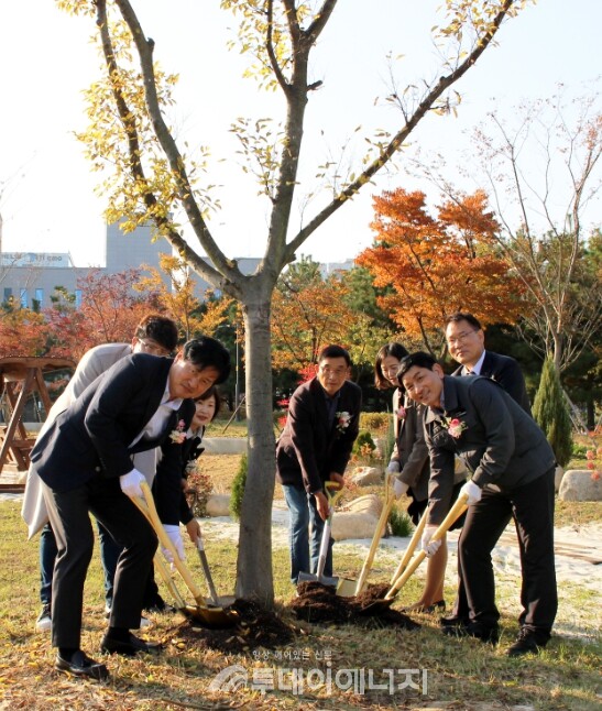 '인천 원창공원 미세먼지 저감 숲'  사업 기념촬영./ 포스코인터내셔널 제공