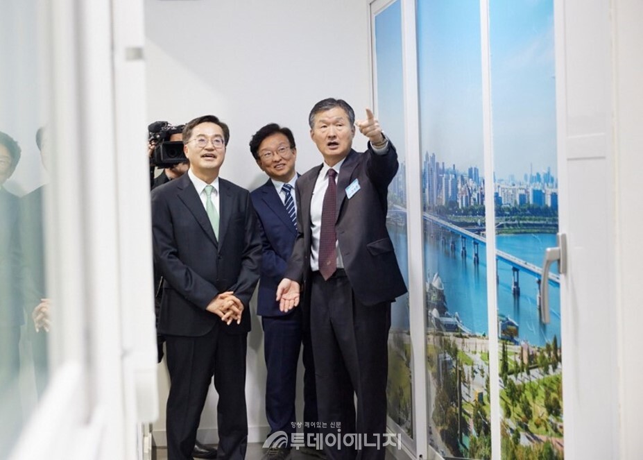 김정환 힘펠 대표와 김동연 경기도지사가 힘펠 쇼룸 내 모델하우스를 둘러보고 있다. /경기도 제공