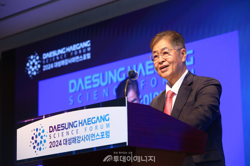 2024대성해강사이언스포럼에서 김영훈 대성그룹 회장이 환영사를 하고 있다./대성에너지 제공