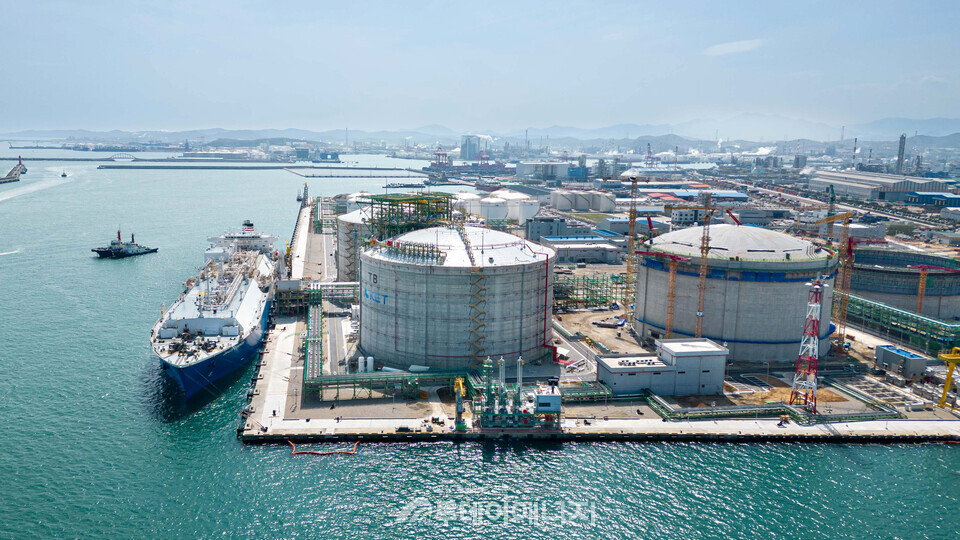 초대형 LNG 선박 그레이스코스모스호가 KET 부두에 입항해 하역작업을 진행하고 있다./SK가스 제공