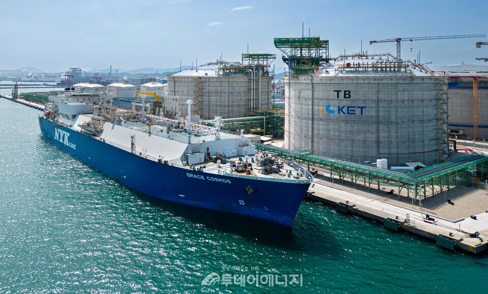 초대형 LNG 선박 그레이스코스모스호가 KET 부두에 입항해 하역작업을 진행하고 있다./SK가스 제공