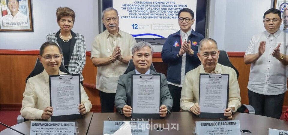 MOU 체결 사진, 왼쪽부터 Jose Francisco Kiki B. Benitez 사무총장, 배정철 원장, Bienvenido E.Laguesma 장관./한국조선해양기자재연구원 제공
