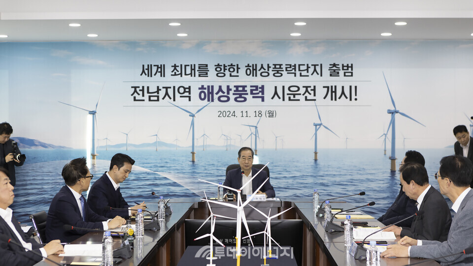 한덕수 국무총리가 18일 전남 신안군 앞바다에 건설 중인 '전남해상풍력 1단지' 시운전에 참석하고 지자체 및 업계 관계자들과 간담회를 가졌다. /SK이노베이션 E&S 제공
