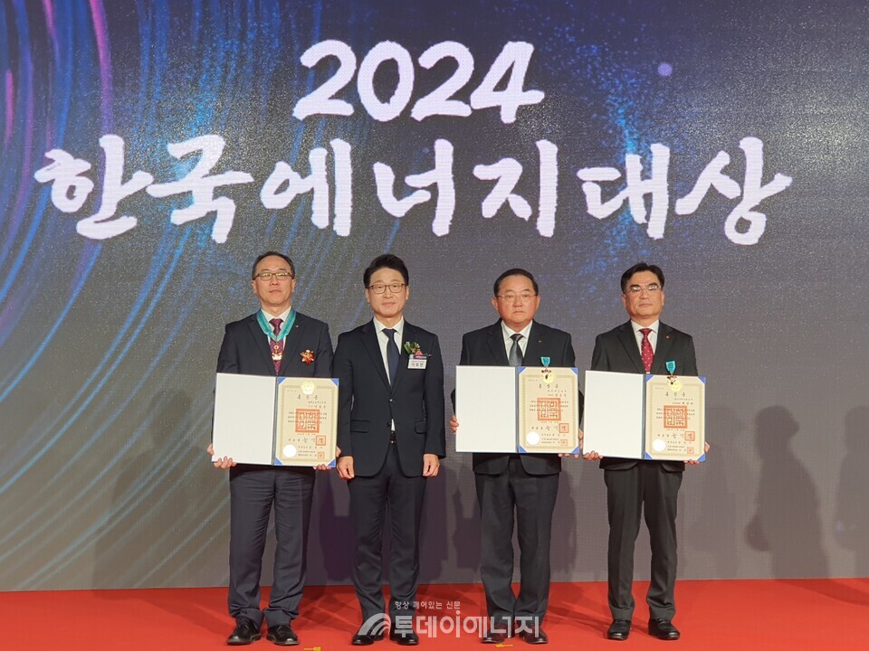 (왼쪽부터) 은탑산업훈장 수상자 이상준 LS일렉트릭(주) 전무와 이호현 산업통상자원부 에너지정책실장, 철탑산업훈장 수상자 한승욱 ㈜DS단석 회장, 석탑산업훈장 수상자 박진규 한국지역난방공사 안전기술본부장이 기념 촬영하고 있다./투데이에너지