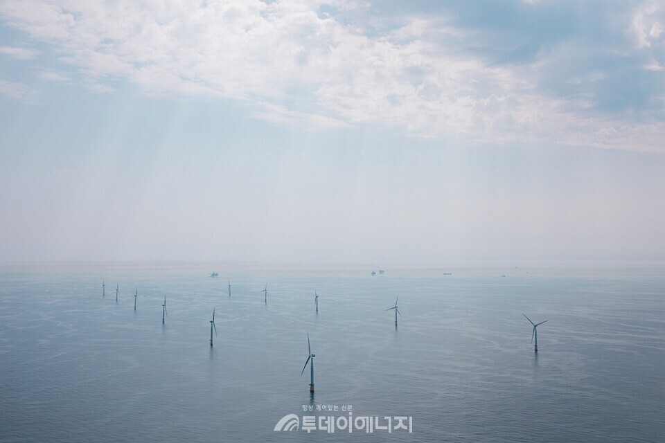 에퀴노르의 세계 최대 규모 부유식 해상풍력 발전단지인 하이윈드 탐펜(Hywind Tampen). 2023년 8월 완공해 본격적인 가동하기 시작했다. 세계 최초로 해양석유 및 가스 플랫폼에 전력을 공급하는 해상풍력 발전단지이기도 하다./에퀴노르 제공