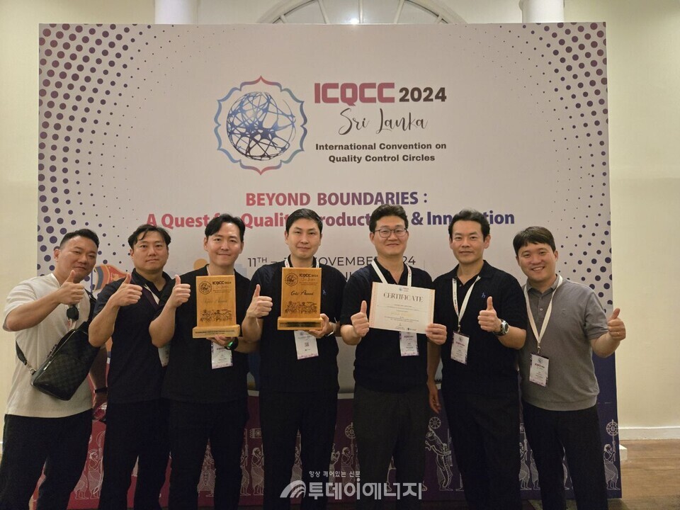 스리랑카 콜롬보에서 열린 2024 ICQCC에서 한국중부발전 서울발전본부(안전명가 분임조), 제주발전본부(혼디드렁 분임조)가 Gold Award를 수상 후 기념사진을 촬영하고 있다./한국중부발전 제공