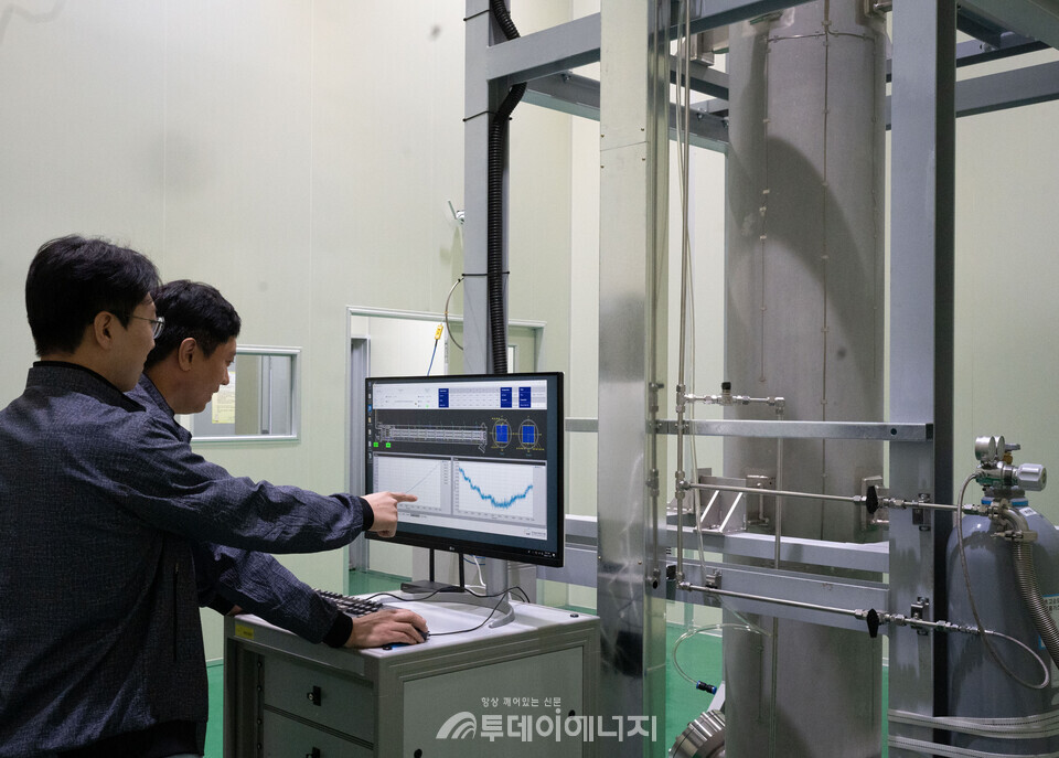 연구진이 사용후핵연료 건식 캐니스터 열시험 장치에서 도출한 온도 데이터를 확인하고 있다./한국원자력연구원 제공