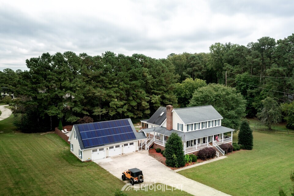 한화큐셀의 주택용 태양광 모듈이 설치된 미국 노스 캐롤라이나주 주택 전경/ 한화큐셀 제공