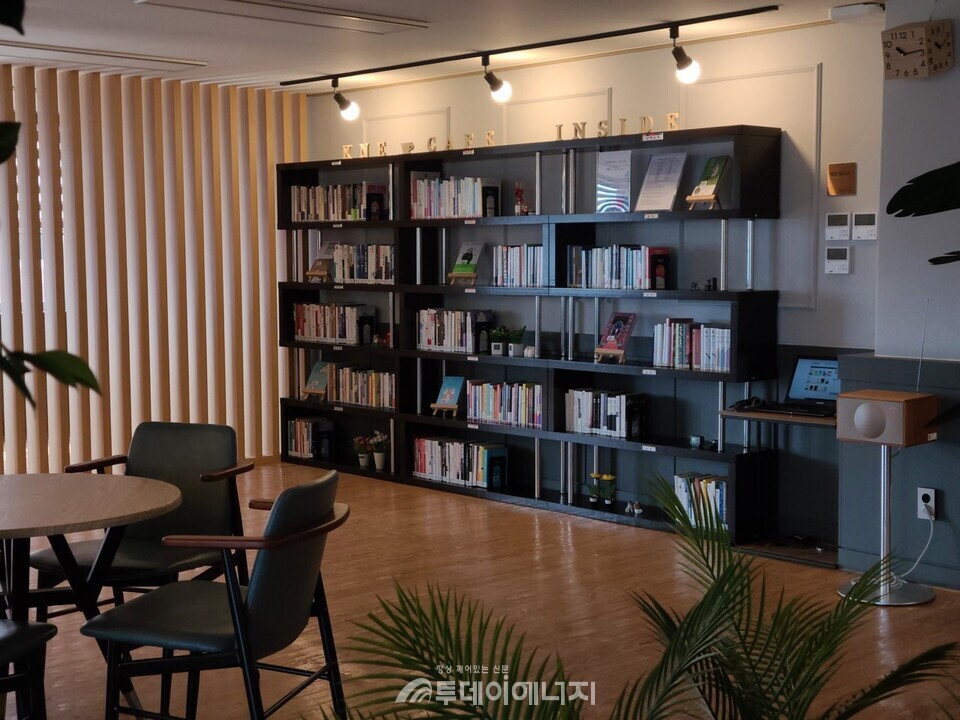 경남에너지 사내 도서관 모습./경남에너지 제공