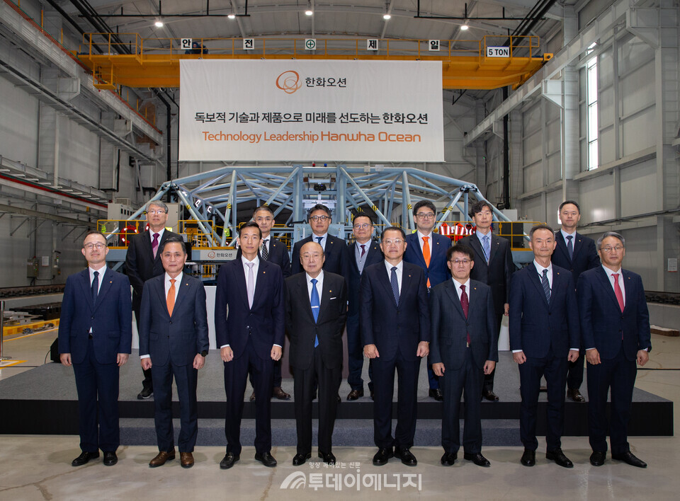 김승연 회장(앞줄 왼쪽에서 네번째)이 한화오션 시흥R&D캠퍼스 예인수조를 둘러본 후 임직원들과 기념사진을 촬영하고 있다./한화그룹 제공