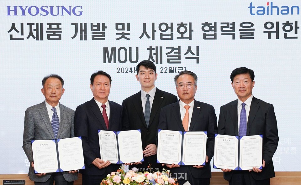 (사진 왼쪽부터) 이건종 효성화학 대표이사, 황윤언 (주)효성 전략본부장 부사장, 김민성 호반그룹 기획관리실장 , 송종민 대한전선 부회장, 우태희 효성중공업 사장이 기념촬영을 하고 있다./대한전선 제공