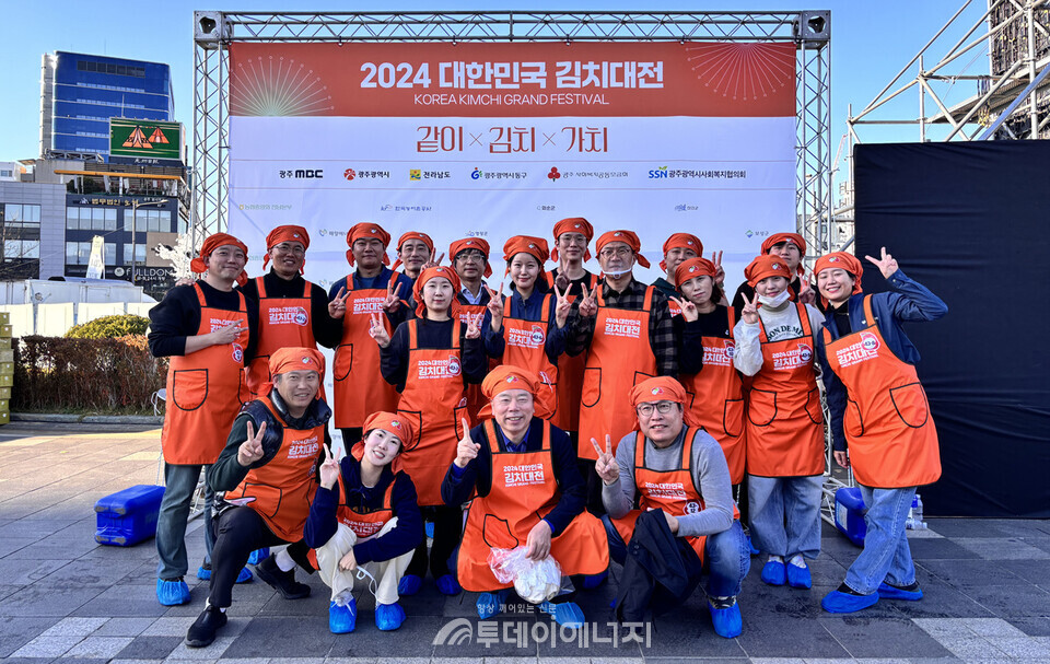 ㈜해양에너지는 지난 22일 김치의 날을 맞아 ‘2024 대한민국 김치대전’을 후원하고 임직원들과 함께 김장담그기에 힘을 보탰다. 앞줄 오른쪽에서 두 번째 정회 대표이사/㈜해양에너지 제공