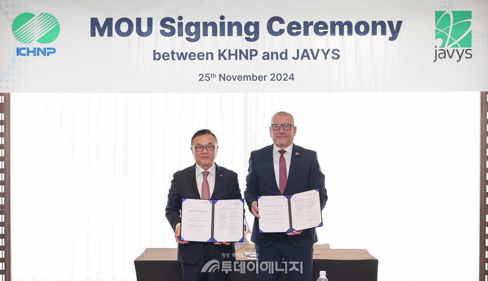 한수원이 25일 슬로바키아 야비스(JAVYS)와 원전해체 및 방폐물 분야 업무협약을 체결했다 (1번 사진 기준 (왼쪽) 황주호 한수원 사장 (오른쪽) 미로슬라브 오베르트(Miroslav Obert) 야비스(JAVYS) CEO/한국수력원자력 제공