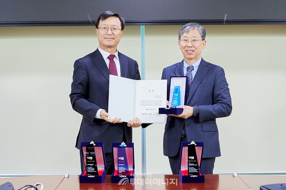 김득수 에너지공단 준법지원실 실장(사진 오른쪽)이 ‘제2회 내부통제경영’ 시상식에서 우수상과 지속가능부문상을 수상하고 기념촬영을 하고 있다./한국에너지공단 제공