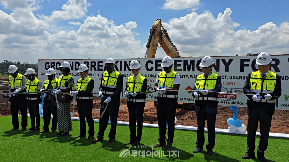 26일(현지시간) 우간다 부수쿠마에서 열린 ‘우간다 분뇨자원화시설 설치사업 착공식’에서 한국환경공단 윤영봉 실장(왼쪽 5번째), 우간다 알프레드 오콧 오키디 사무차관(왼쪽 6번째), 박성수 우간다 대사(왼쪽 7번째)가 테이프 커팅식을 하고 있다./환경공단 제공