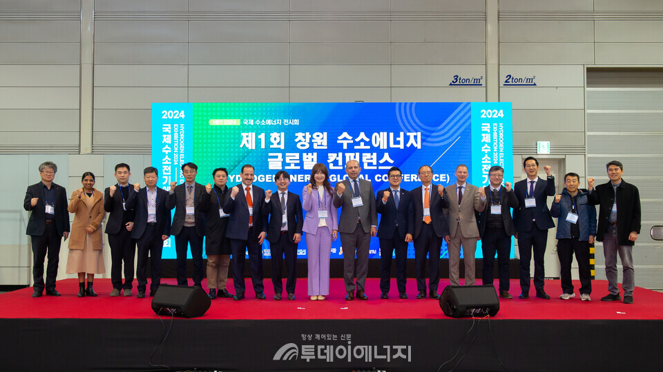 오은옥 창원특례시의회의원(중앙), 주한콜롬비아대사관 알레한드로펠라에스로드리게스 대사, 주한 쿠웨이트대사관 디얍 파르한알라시디 대사, 주한 카탈루냐정부 대표부 김정백규 대표, 특허청, 에너지경제연구원 김재경연구위원을 비롯한 수소관련 기업체 대표들이 참석했다. /창원특례시 제공