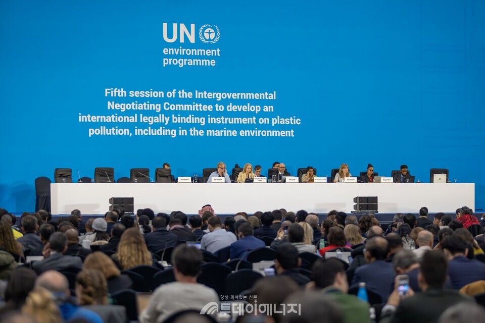 유엔 플라스틱협약 제5차 정부간협상 위원회(이하 INC-5)는 마지막 협상이 중반으로 접어든 가운데 지난 27일 중간 점검을 위한 본회의를 진행했다./WWF 제공