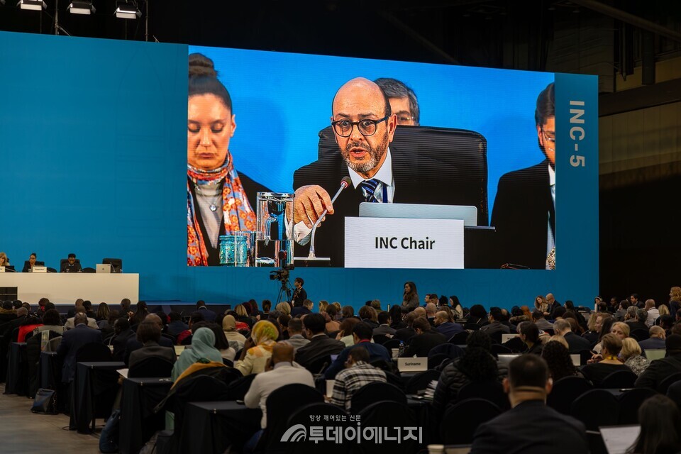 유엔 플라스틱협약 제5차 정부간협상 위원회 의장 모습 /WWF 제공