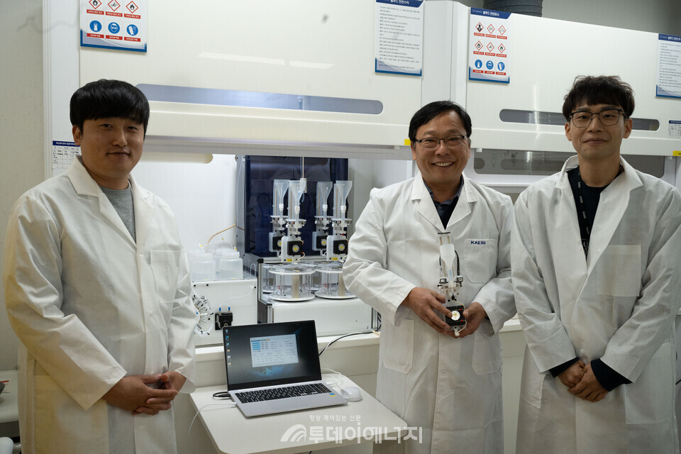 방사성핵종 분리 시스템인 ‘오픈프랩 센서 이벤트로 작동하는 개방 칼럼 크로마토그래피 시스템’ 개발에 참여한 연구진/한국원자력연구원 제공