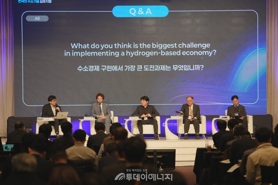 참가 패널들이 토론을 하고 있다. /에너지기술연구원 제공