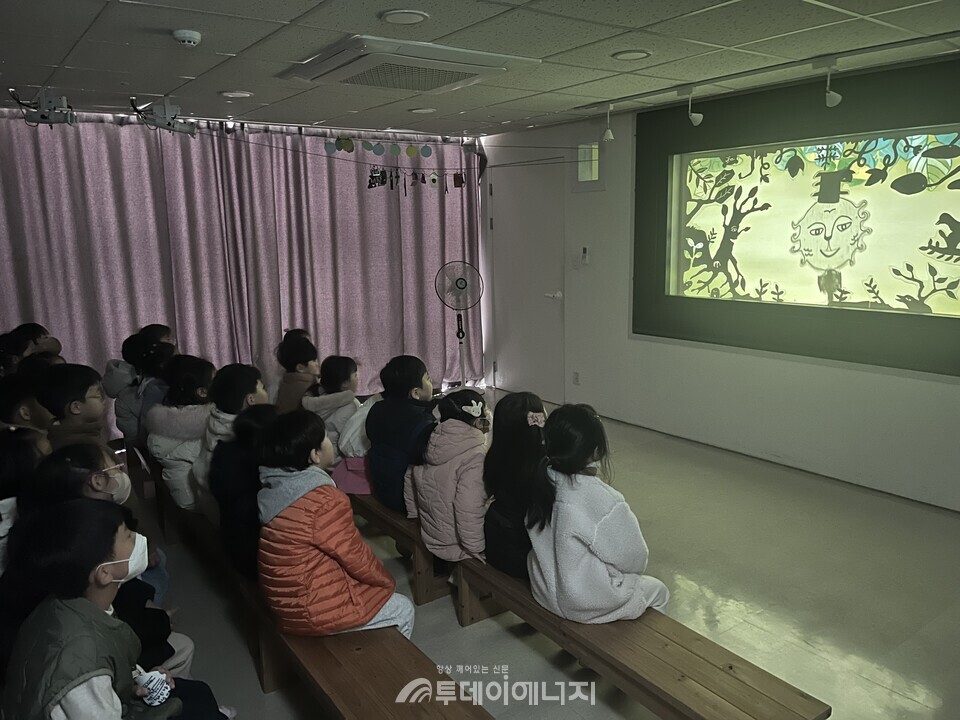 서울에너지드림센터가 유아 대상 ‘해치와 함께 푸른 하늘을 만들어요’ 환경교육 프로그램을 시범 운영하는 모습. / 서울에너지드림센터 제공