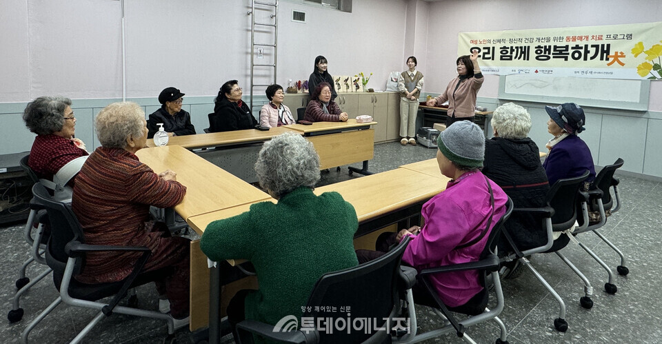 CNCITY에너지는 지난달 20일 대전 대덕구 법동종합사회복지관에서 독거노인 대상 동물 매개 치료 프로그램인 ‘CNCITY동물매개치료’ 활동을 실시했다./CNCITY에너지 제공