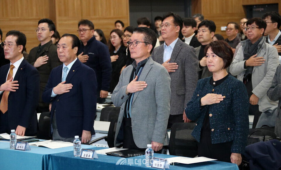  '2024 전주시 수소산업 육성 포럼'에서 김종성 전주시 경제산업국장 및 내외빈이 국민의례를 하고 있다. / 전주시 제공