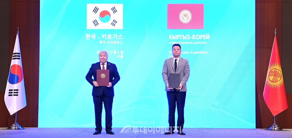 협약서 교환 후 기념사진을 촬영하는 모습(사진 왼쪽부터 키르기즈공화국 이브라에프 탈라이벡 오무케예비치(Ibraev Taalaibek Omukeevich) 에너지부 장관, 한국수자원공사 한성용 글로벌사업본부장) /수자원공사 제공