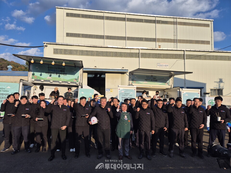 한수원 임직원들이 (주)신신기계를 방문하여 행복충전소 활동을 시행했다./한국수력원자력 제공