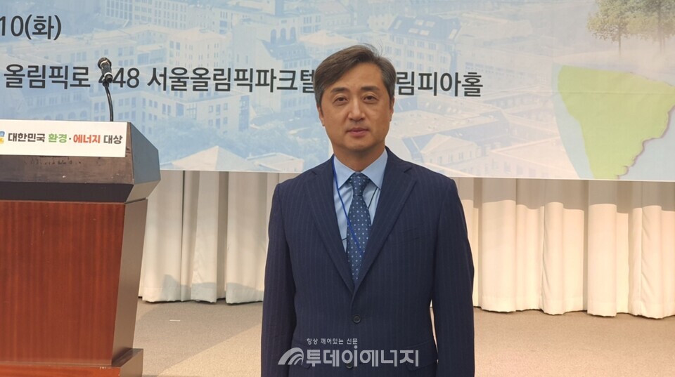 이재승 Bef 대표이사가 시상식 전 기념 촬영하고 있다./투데이에너지