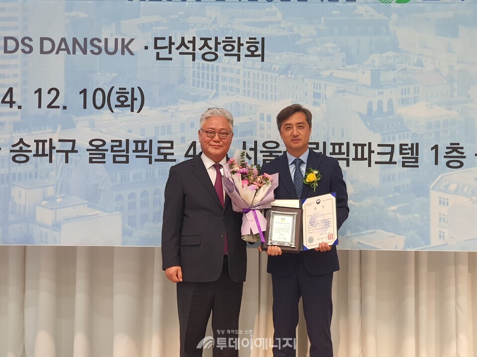 이재승 Bef 대표이사(오른쪽)가 수상 후 본지 김완진 대표(왼쪽)와 함께 기념 촬영하고 있다./투데이에너지