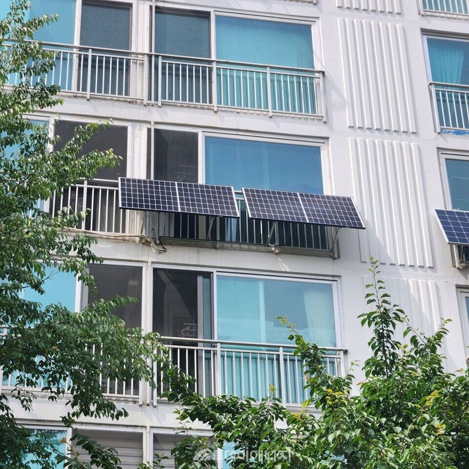 경기도가 지원하는 미니태양광 지원 사업으로 설치된 미니태양광 패널 / 경기도 제공