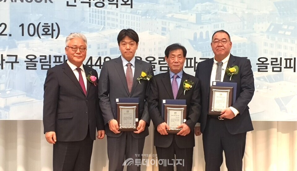 김완진 투데이에너지 대표(왼쪽 첫번째)와 환경부장관상 수상자들이 기념촬영을 하고 있다./투데이에너지